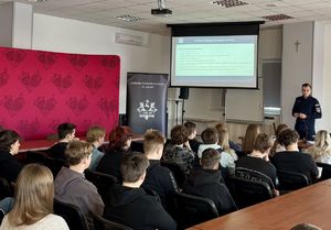 policjant podczas spotkania z maturzystami