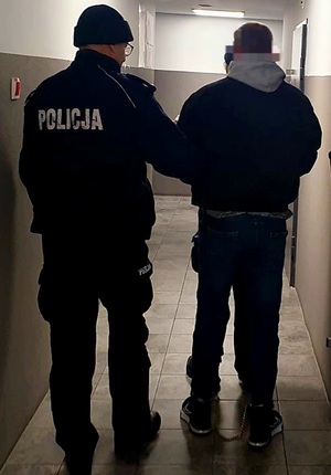 policjant z osobą zatrzymaną