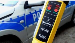 urządzenie służące do badania trzeźwości kierujących na tle radiowozu policyjnego