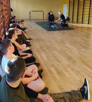 spotkanie policjantów z klasą o profilu mundurowym