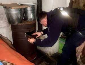 policjant rozpala w piecu typu koza