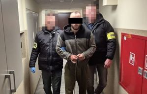 kryminalni prowadzą zatrzymanego 28-latka