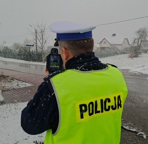 policjant mierzy prędkość pojazdów