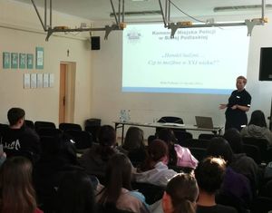 policjantka podczas prelekcji z młodzieżą szkolną