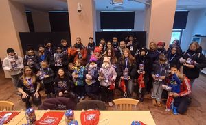 policjantka z wolontariuszami