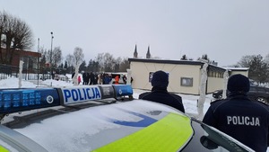 policjanci pilnują bezpieczeństwa podczas zbiórek