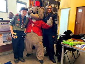 policjantka z wolontariuszem i policyjną maskotką
