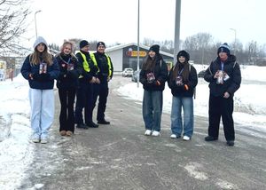 policjanci z wolonatriuszami