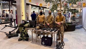 policyjni kontrterroryści przy stoisku