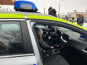 dziewczyna w radiowozie