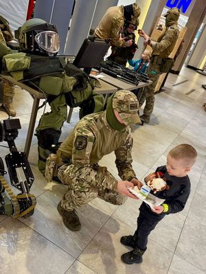 policyjni kontrterroryści podczas pokazu