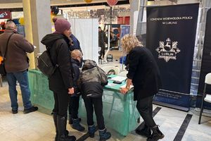 policyjne stoisko laboratorium kryminalistycznego