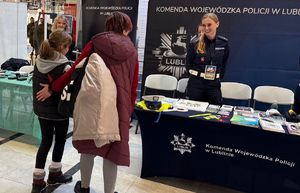 policjantka ruchu drogowego przy stoisku