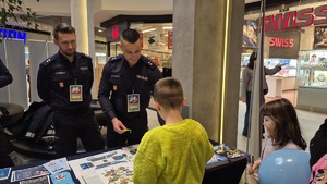 policyjne stoisko z policjantami