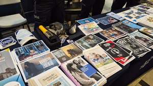 policyjne stoisku=o z ulotkami