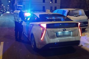 policjant podczas kontroli taksówek