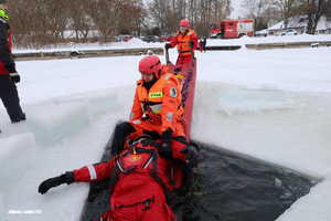Policjanci ćwiczą udzielanie pomocy osobie pod którą załamał się lód.