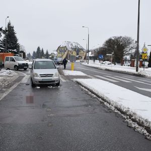 Pojazd osobowy na miejscu potrącenia pieszego