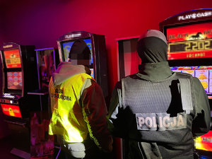 policjant i służba celno-skarbowa na miejscu zdarzenia