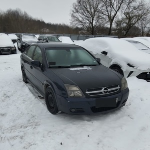 samochód stoi na parkingu