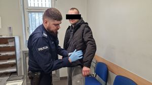 zatrzymany mężczyzna , przy nim policjant
