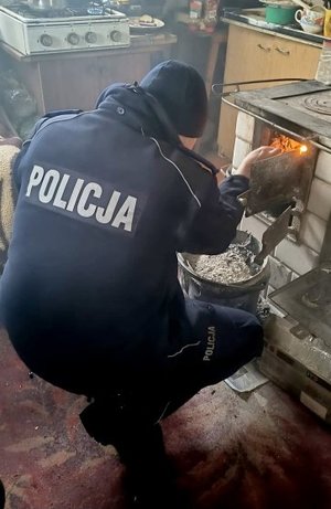 policjant rozpala w piecu