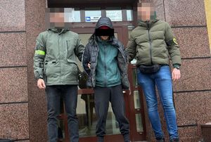 policjanci z zatrzymanym