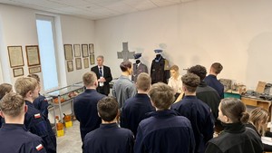 wizyta uczniów w Sali Tradycji