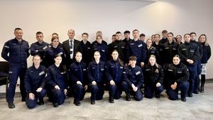 grupowe zdjęcie uczniów z policjantami