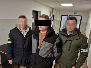 poszukiwany z policjantami