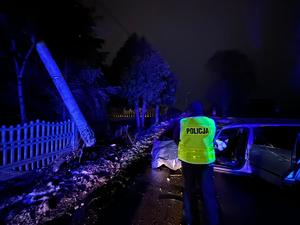 Pojazd uszkodzony w wyniku zdarzenia drogowego policjant wykonuje czynności na miejscu zdarzenia
