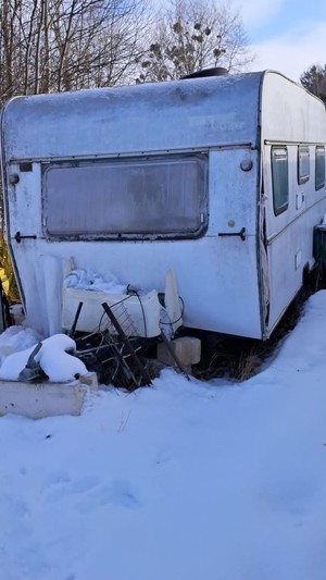 przyczepa kempingowa stoi na śniegu