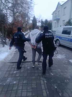 Zdjęcie przedstawiające policjantów w trakcie realizacji doprowadzenia osoby tymczasowo aresztowanej do zakładu karnego