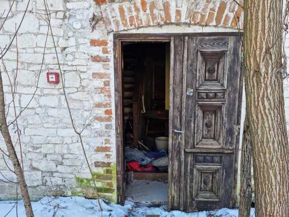 pustostan, w którym przebywał 19-latek