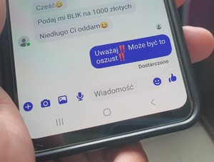 Zdjęcie ekranu telefonu z konwersacja na komunikatorze internetowym ,,Część podasz mi blika na 1000 zł Niedługo Ci oddam. Uważa!! Może być to oszustwo!