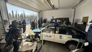 wizyta uczniów oddziałów o profilu mundurowym w policyjnej Izbie Pamięci