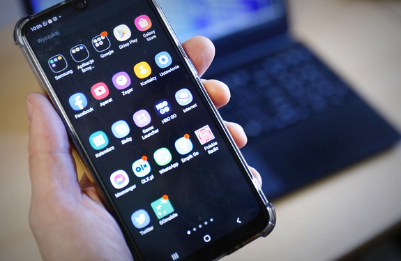 trzymany w ręku smartfon