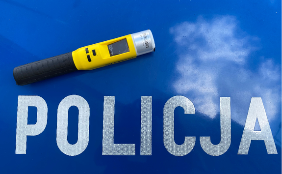 urządzenie alco-blow na masce radiowozu