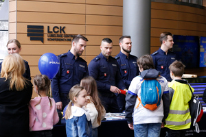 Dzieci przy stoisku promocyjnym Policji Lubelskiej