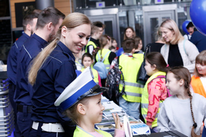 Dzieci przy stoisku promocyjnym Policji Lubelskiej