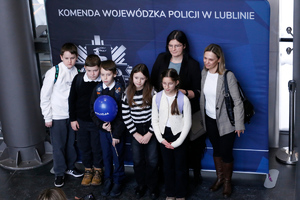 Dzieci przy ściance promocyjnej Policji Lubelskiej