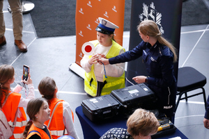 Dzieci przy stoisku promocyjnym Policji Lubelskiej