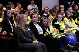 dzieci i nauczyciele na widowni