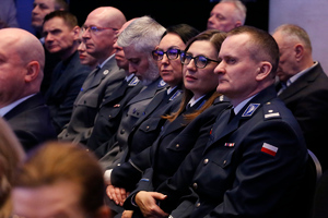 Policjanci w mundurach galowych na widowni