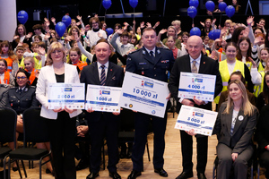 Marszałek Województwa Lubelskiego Jarosław Stawiarski, Wicemarszałek Województwa Lubelskiego Piotr Breś, Sekretarz Wojewódzkiej Rady Bezpieczeństwa Ruchu Drogowego- Renata Bielecka, Komendant Wojewódzki Policji w Lublinie inspektor Tomasz Gil z nagrodami dla laureatów konkursu. W tle dzieci biorące udział w konkursie