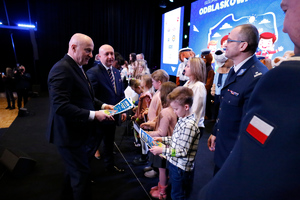 wręczanie nagród na scenie laureatom