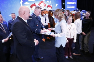 wręczanie nagród na scenie laureatom