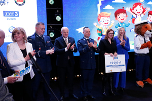 uczestnicy gali na scenie