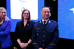 uczestnicy gali na scenie