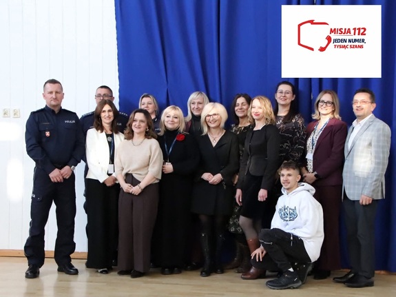 zdjęcie grupowe z logo kampanii